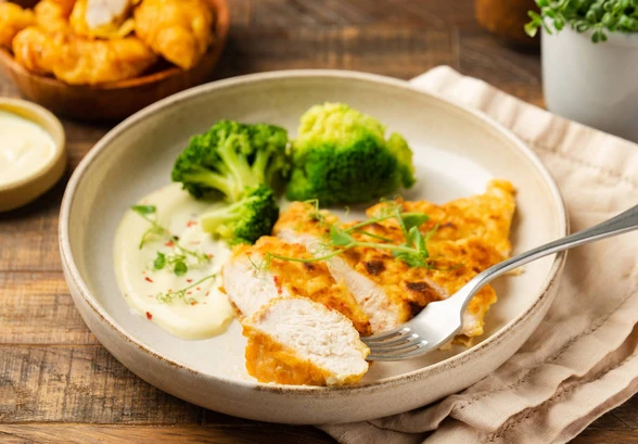 Рецепт «Куриный шницель и&nbsp;стрипсы из&nbsp;одной грудки»