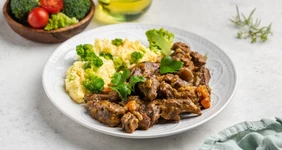 Гуляш из&nbsp;говядины с&nbsp;пряными овощами