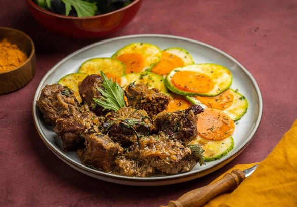 Рецепт «Тушёное филе говядины в&nbsp;чесночном соусе с&nbsp;овощами»