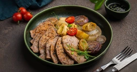 Запечённая говяжья лопатка с&nbsp;лучком