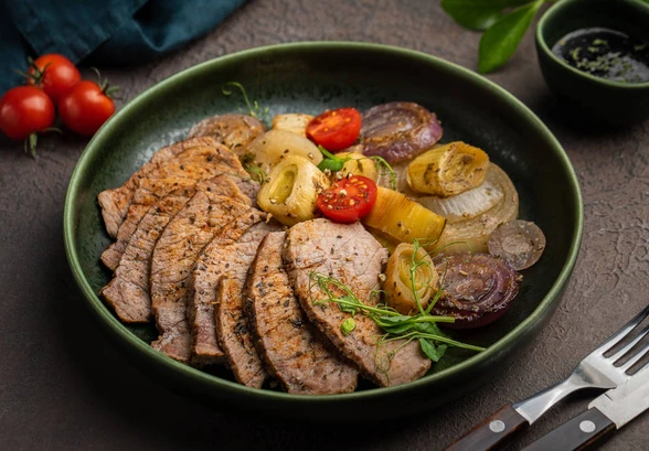 Рецепт «Запечённая говяжья лопатка с&nbsp;лучком»