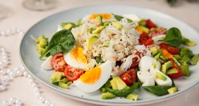 Крабовый салат с&nbsp;яйцом и&nbsp;помидорами