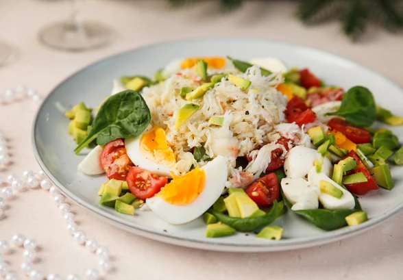 Рецепт «Крабовый салат с&nbsp;яйцом и&nbsp;помидорами»