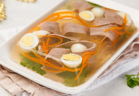 Рецепт «Заливное из&nbsp;грудинки с&nbsp;перепелиными яйцами»