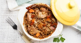 Готовим в&nbsp;духовке: 17 рецептов в&nbsp;горшочках и&nbsp;без