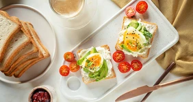 10 завтраков с&nbsp;авокадо: тосты, боул и&nbsp;другие рецепты