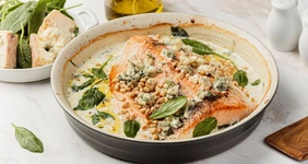 Лосось в&nbsp;сливочном соусе со шпинатом и&nbsp;голубым сыром