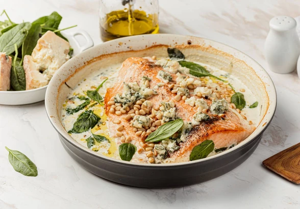 Рецепт «Лосось в&nbsp;сливочном соусе со шпинатом и&nbsp;голубым сыром»