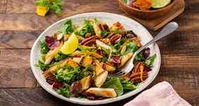 Салат с&nbsp;сыром халумис и&nbsp;бананом на&nbsp;гриле