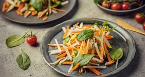 Витаминный салат с&nbsp;дайконом и&nbsp;огурцами