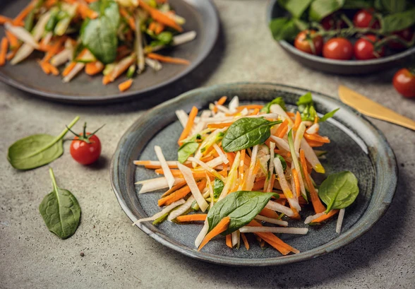 Рецепт «Витаминный салат с&nbsp;дайконом и&nbsp;огурцами»