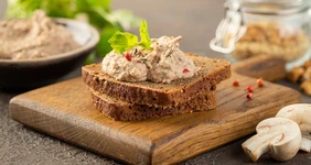 Паштет из&nbsp;фасоли с&nbsp;грибами и&nbsp;орехами