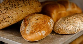 Свежий хлеб, горячая еда, потрошёная рыба: что заказать из&nbsp;дарксторов ВкусВилла