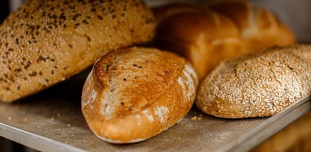 Свежий хлеб, горячая еда, потрошёная рыба: что заказать из&nbsp;дарксторов ВкусВилла