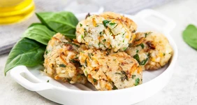 Рисовые котлеты с&nbsp;морковью и&nbsp;луком (рецепт на&nbsp;сковороде)