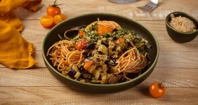 Спагетти из&nbsp;чечевицы с&nbsp;баклажанами