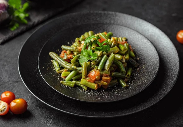 Рецепт «Зелёная фасоль с&nbsp;томатами на&nbsp;гарнир»