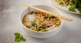 Куриный суп с&nbsp;фунчозой, грибами и&nbsp;овощами