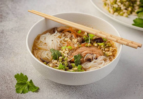 Рецепт «Куриный суп с&nbsp;фунчозой, грибами и&nbsp;овощами»