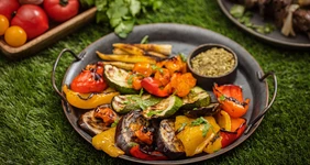 Овощи гриль с&nbsp;соусом песто