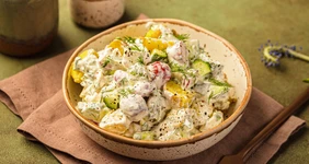 Картофельный салат с&nbsp;огурцами и&nbsp;зеленью