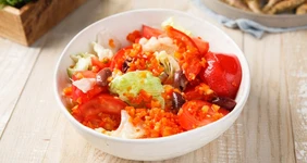 Простые и&nbsp;быстрые: рецепты дачных салатов с&nbsp;сочными овощами и&nbsp;зеленью