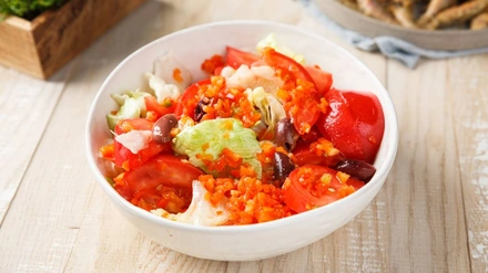 Простые и&nbsp;быстрые: рецепты дачных салатов с&nbsp;сочными овощами и&nbsp;зеленью