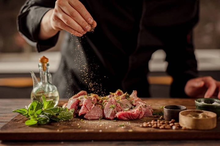 Шашлык из&nbsp;индейки: маринад на&nbsp;кефире, с&nbsp;соевым соусом и&nbsp;кофе