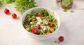 Салат с&nbsp;творогом и&nbsp;помидорами по-средиземноморски