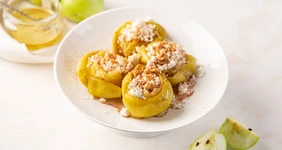 Запечённые яблоки с&nbsp;творогом и&nbsp;орехами