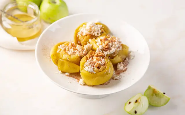 Запечённые яблоки с&nbsp;творогом и&nbsp;орехами