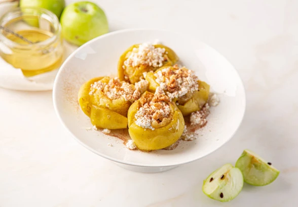 Рецепт «Запечённые яблоки с&nbsp;творогом и&nbsp;орехами»