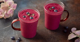 Смузи с&nbsp;творогом и&nbsp;черникой