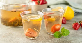 Холодный чай с&nbsp;клубникой