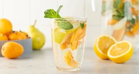Домашний лимонад, ягодный смузи и&nbsp;кофе со льдом: рецепты холодных напитков