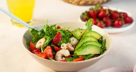 Салат с&nbsp;креветками и&nbsp;клубникой