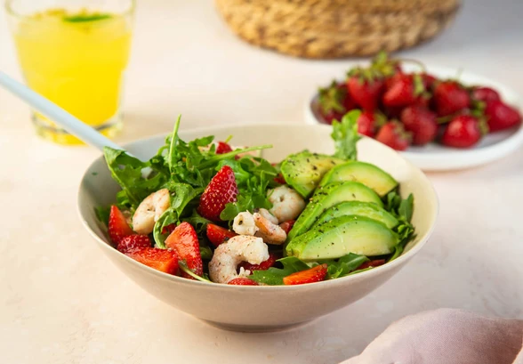 Рецепт «Салат с&nbsp;креветками и&nbsp;клубникой»