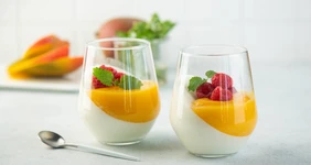 Панна-котта с&nbsp;манго и&nbsp;малиной