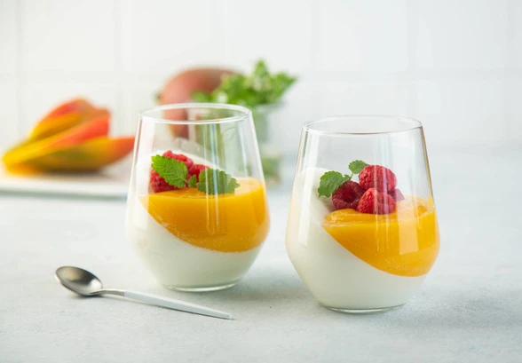 Рецепт «Панна-котта с&nbsp;манго и&nbsp;малиной»