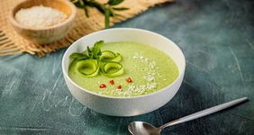 Суп с&nbsp;огурцами на&nbsp;кокосовом молоке