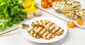 Халуми: что это за&nbsp;сыр, как его пожарить и&nbsp;с&nbsp;чем подать