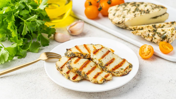 Халуми: что это за&nbsp;сыр, как его пожарить и&nbsp;с&nbsp;чем подать