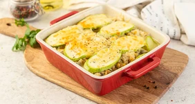 Запеканка с&nbsp;кабачками, курицей и&nbsp;сыром