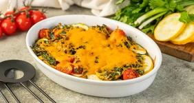 Запеканка из&nbsp;цукини с&nbsp;чеддером и&nbsp;соусом чимичурри