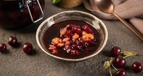 Варенье из&nbsp;вишни с&nbsp;грецкими орехами