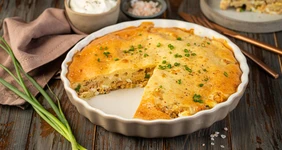Пирог заливной с&nbsp;луком, яйцами и&nbsp;рыбой на&nbsp;сметане