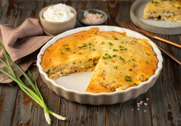 Рецепт «Пирог заливной с&nbsp;луком, яйцами и&nbsp;рыбой на&nbsp;сметане»