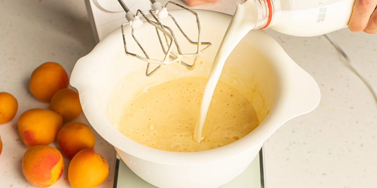 Яйца взбейте с&nbsp;половиной сахара в&nbsp;пышную пену до&nbsp;полного растворения кристалликов. Растопите масло, влейте в&nbsp;массу, размешайте. Добавьте молоко и&nbsp;муку, размешайте венчиком. Должно получиться жидкое тесто (примерно как для&nbsp;блинов)