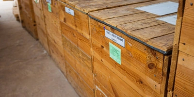 Чтобы не происходило смешения запахов, мешки с&nbsp;ароматными травами дополнительно помещают в&nbsp;такие деревянные короба