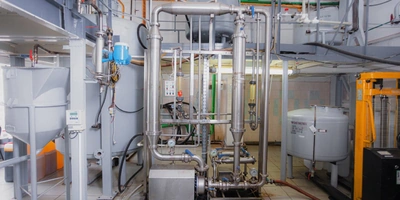 В отделении экстракции из&nbsp;растительного сырья извлекают необходимые вещества. Полученный экстракт откачивается из&nbsp;чана и&nbsp;фильтруется на&nbsp;микрофильтрационной установке «Водопад»